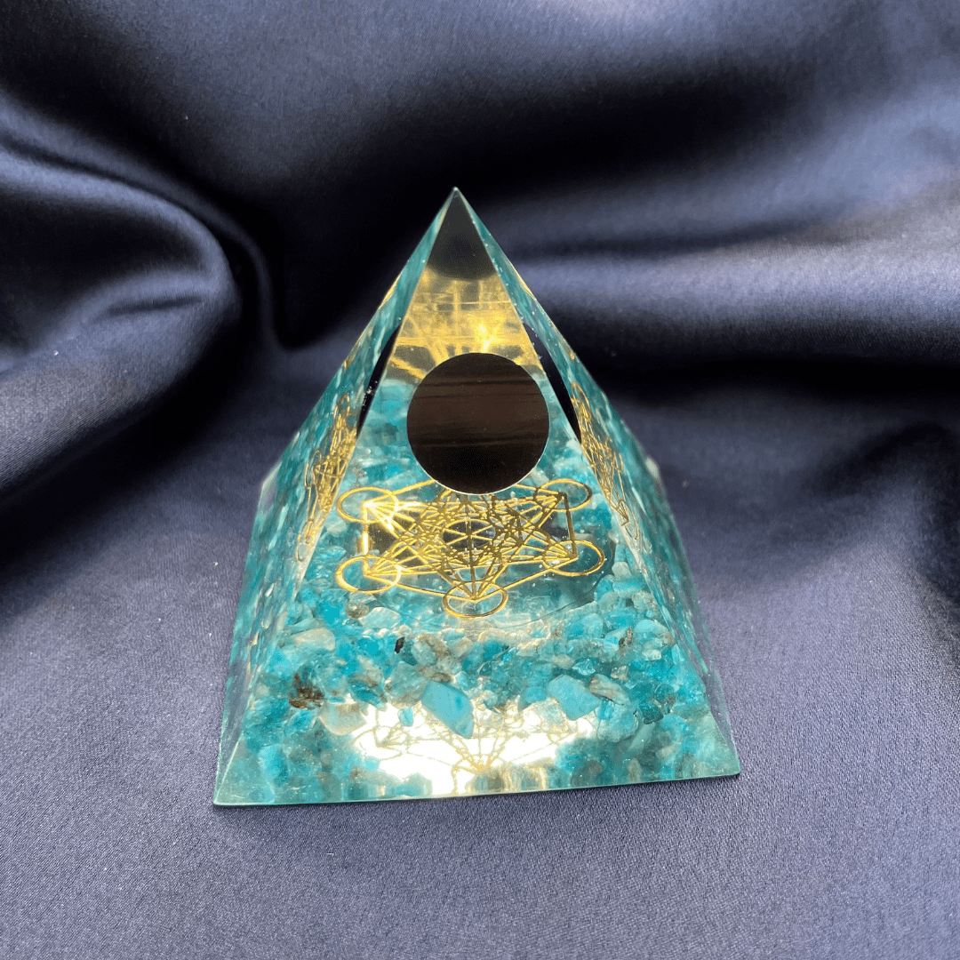Piramide Orgonite Apatite - Onice Nera - Metatron oro - Zen Home