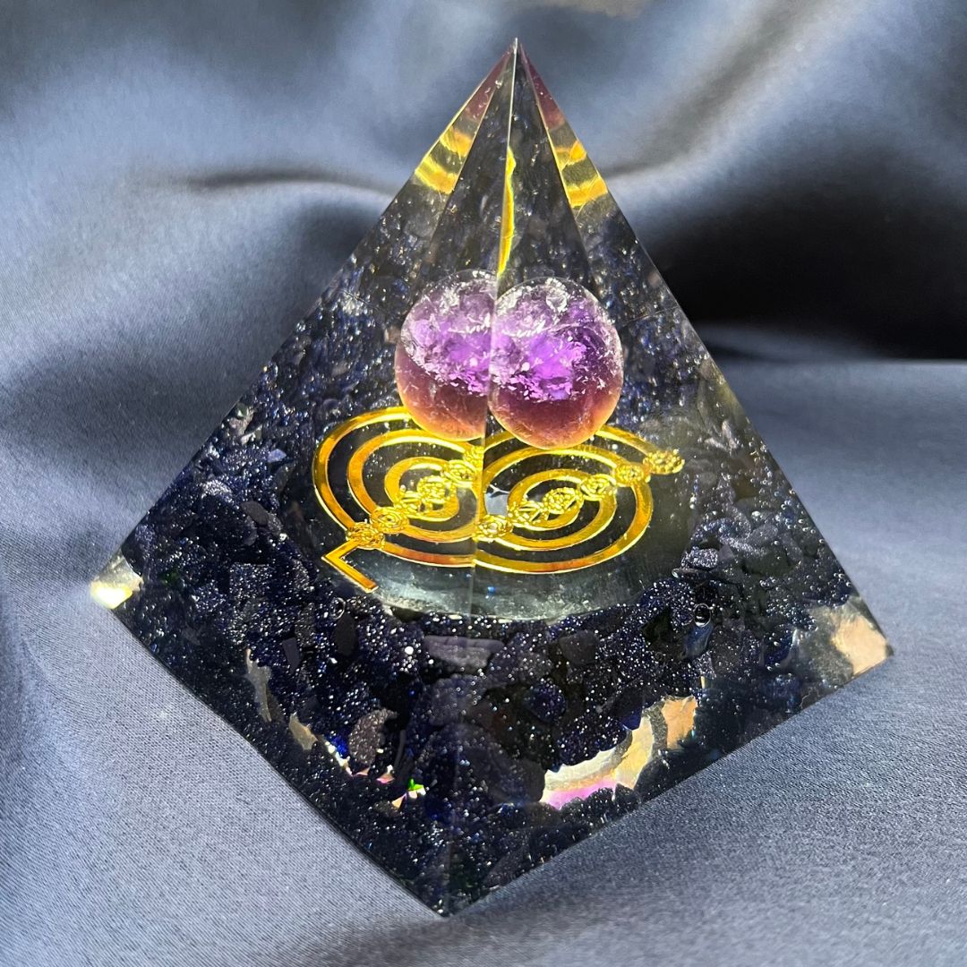 Piramide Orgonite Blu Gold Stone - Ametista - Chokurei oro - Zen Home