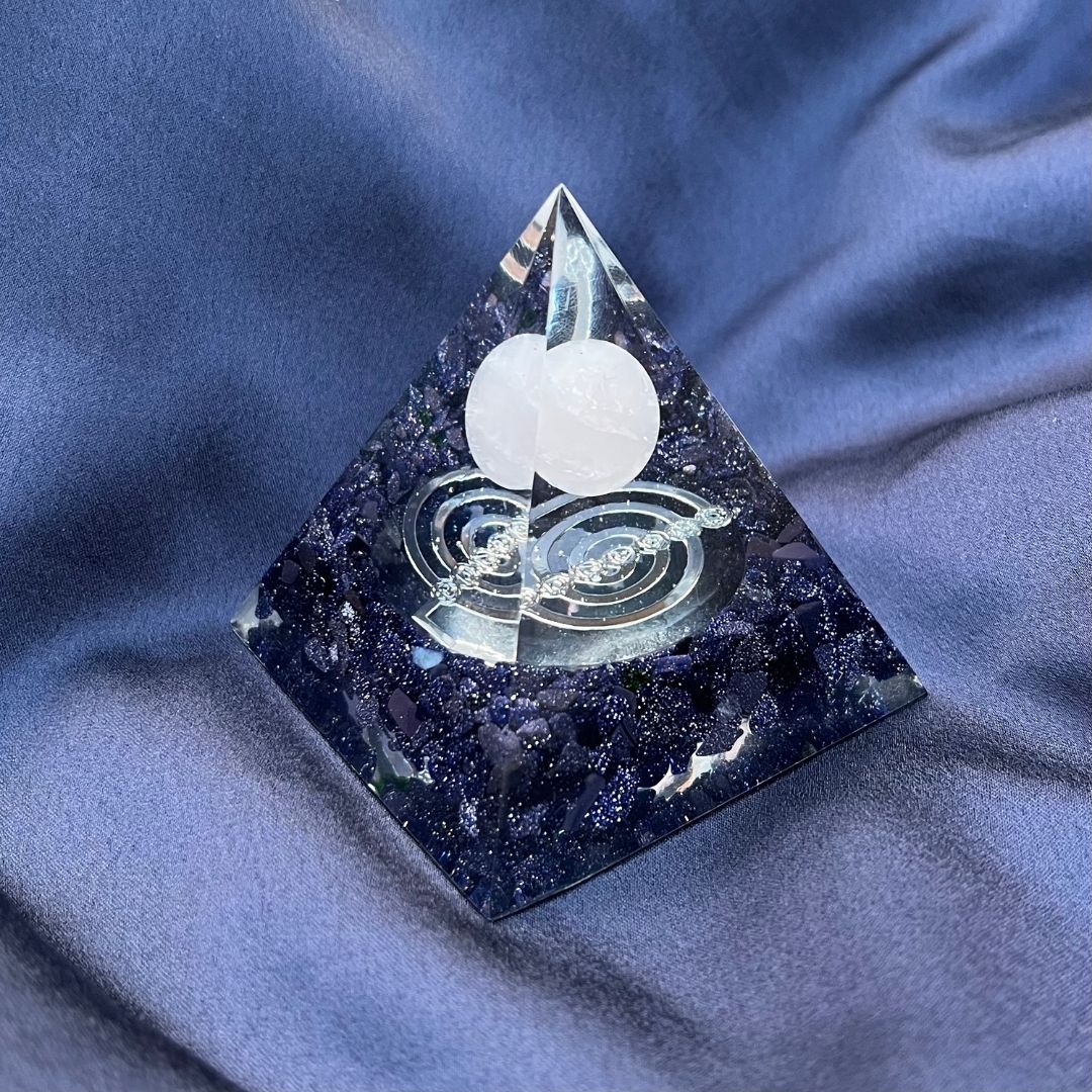 Piramide Orgonite Pietra Sole Blu - Quarzo Rosa - Choku Rei Argento (Led Incluso) - Zen Home