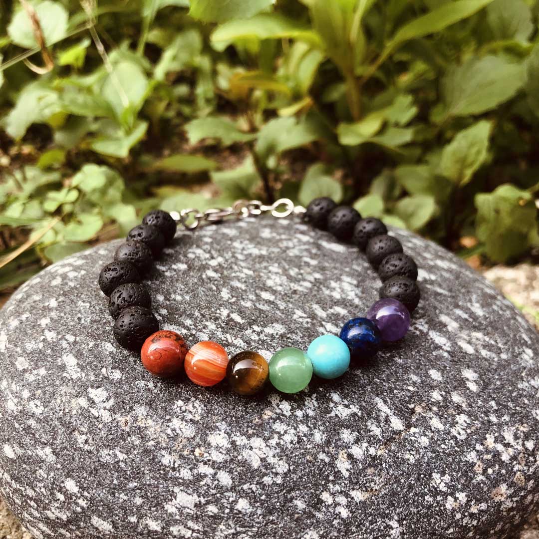 Il Bracciale 7 Chakra con pietre laviche