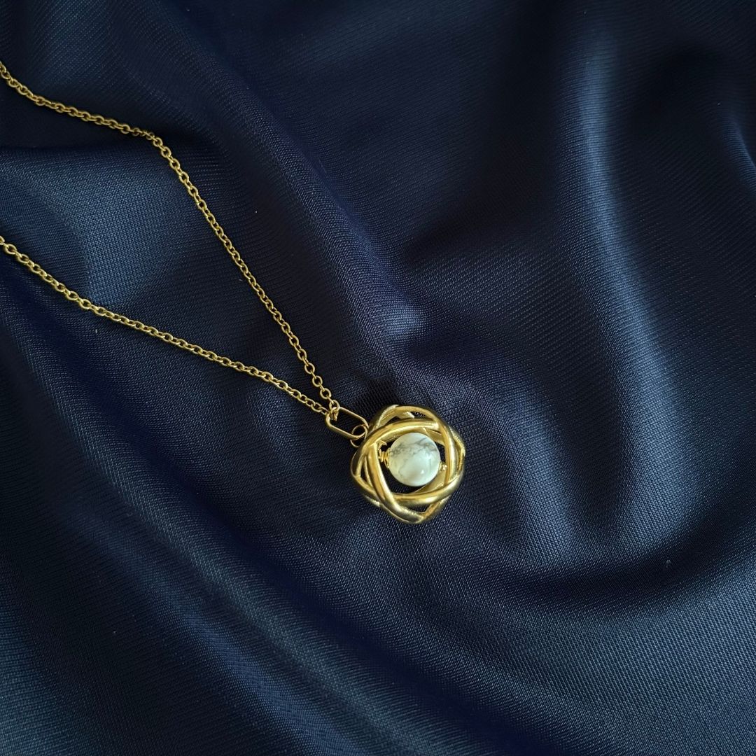 Collana Genesa Howlite – Acciaio Oro - Zen Home