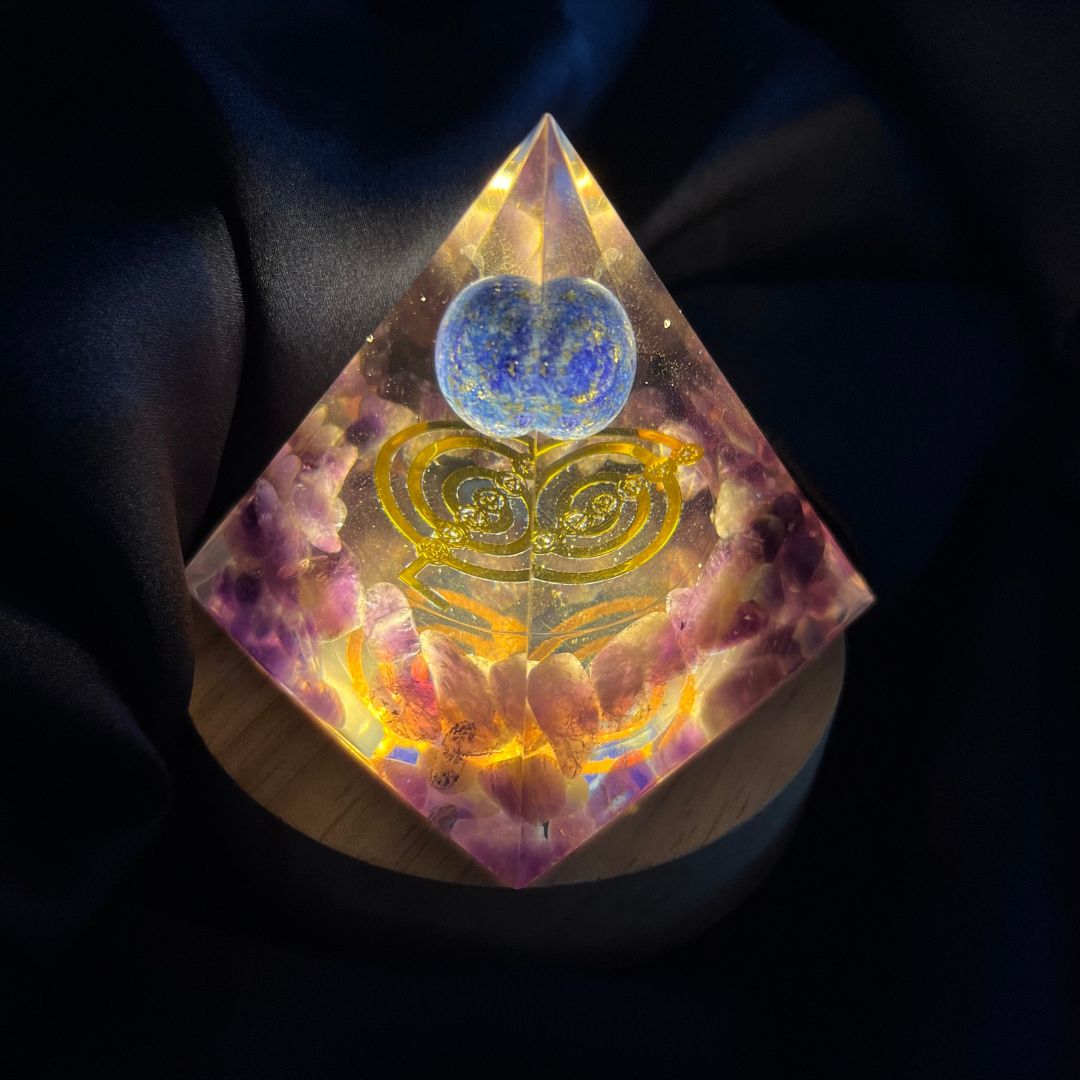 Piramide Orgonite Ametista + Lapislazzuli + Choku Rei oro - Zen Home