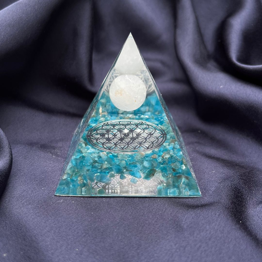 Piramide Orgonite Apatite + Cristallo di Rocca + Fiore della Vita - Zen Home