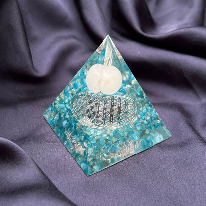 Piramide Orgonite Apatite + Cristallo di Rocca + Fiore della Vita - Zen Home