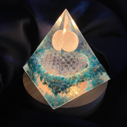 Piramide Orgonite Apatite + Cristallo di Rocca + Fiore della Vita - Zen Home