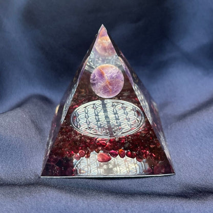 Piramide Orgonite Granato - Ametista - Fiore della Vita argento (led incluso) - Zen Home
