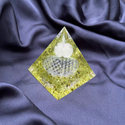 Piramide Orgonite Olivina + Cristallo di Rocca + Fiore della Vita - Zen Home