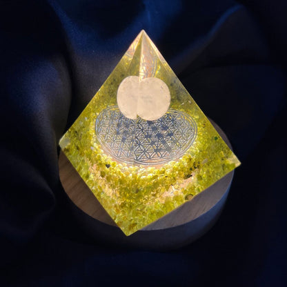 Piramide Orgonite Olivina + Cristallo di Rocca + Fiore della Vita - Zen Home