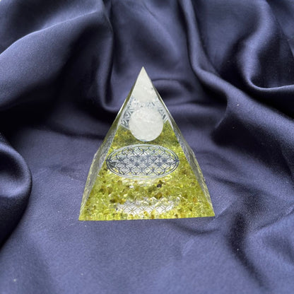 Piramide Orgonite Olivina + Cristallo di Rocca + Fiore della Vita - Zen Home