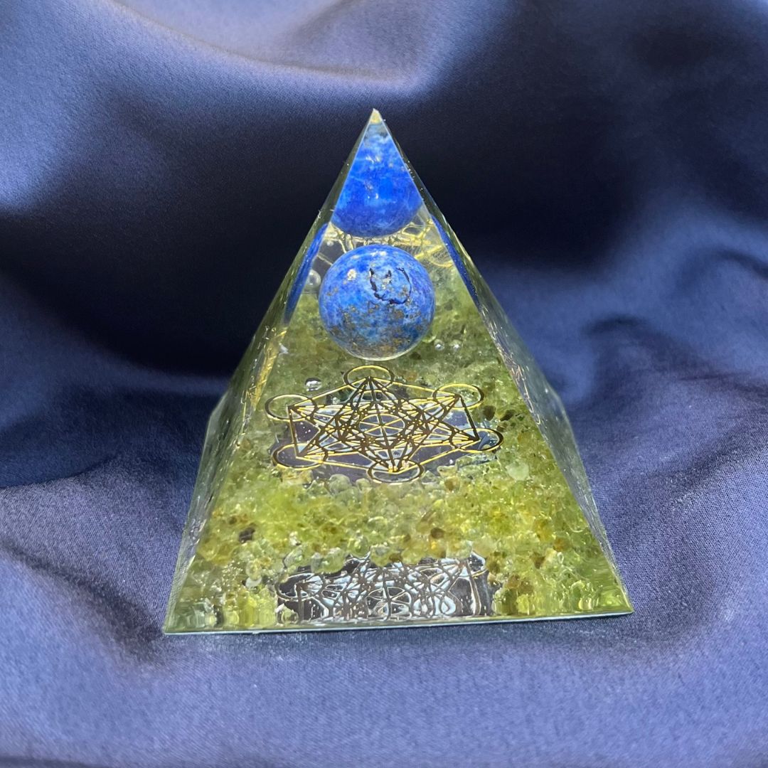 Piramide Orgonite Olivina - Lapislazzuli - Metatron oro (led incluso) - Zen Home