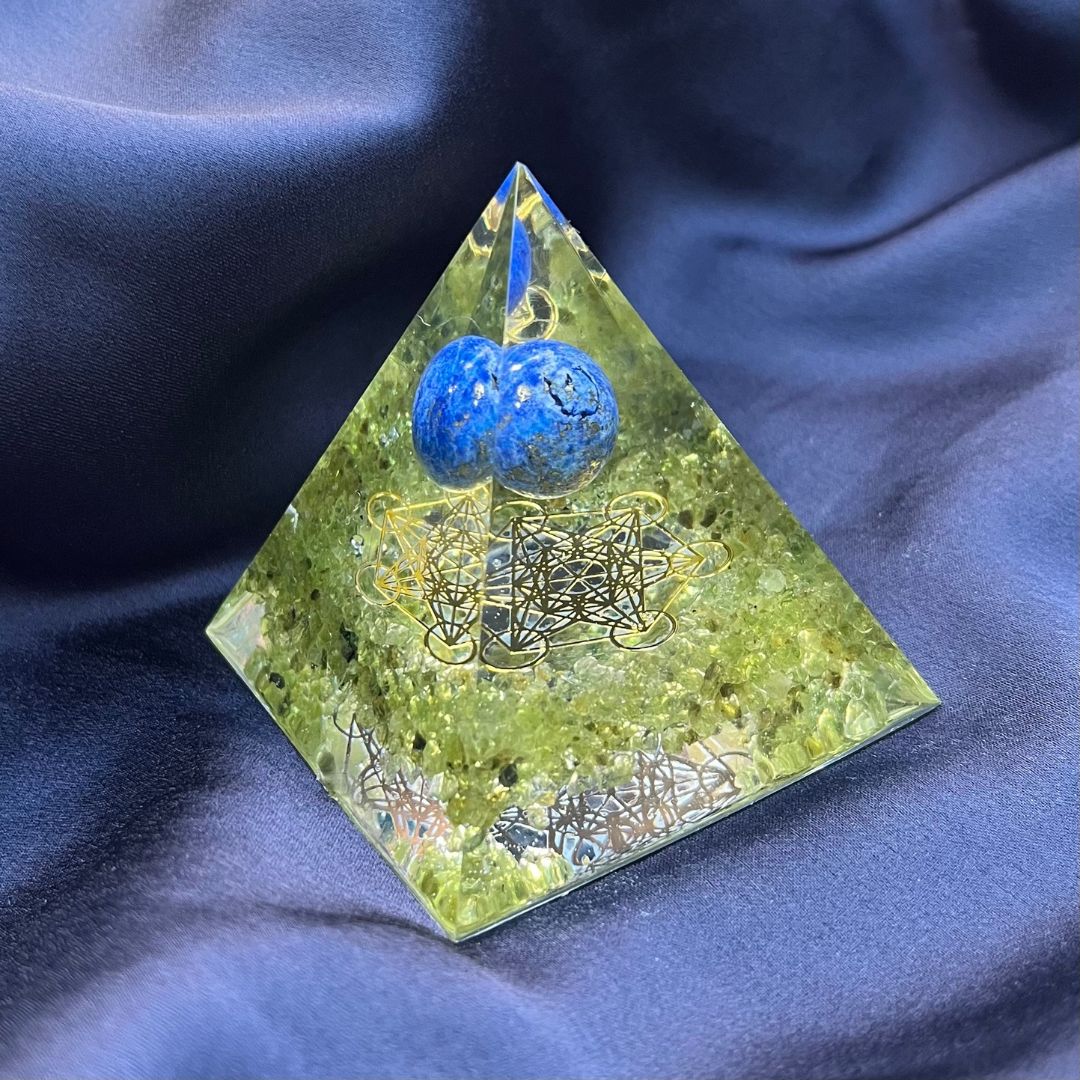 Piramide Orgonite Olivina - Lapislazzuli - Metatron oro (led incluso) - Zen Home