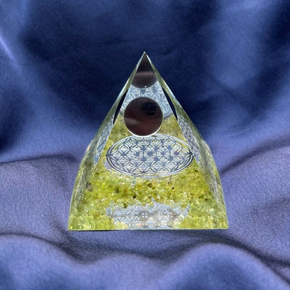 Piramide Orgonite Olivina - Onice Nera - Fiore della vita argento (led incluso) - Zen Home