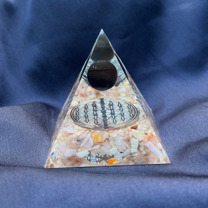 Piramide Orgonite Opale Rosa - Onice Nera - Fiore della vita argento Led incluso - Zen Home