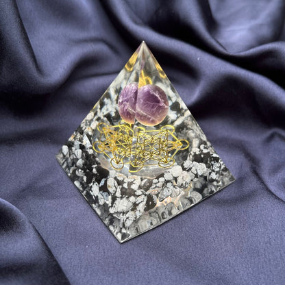 Piramide Orgonite Ossidiana fiocco di Neve - Ametista - Metatron oro - Zen Home