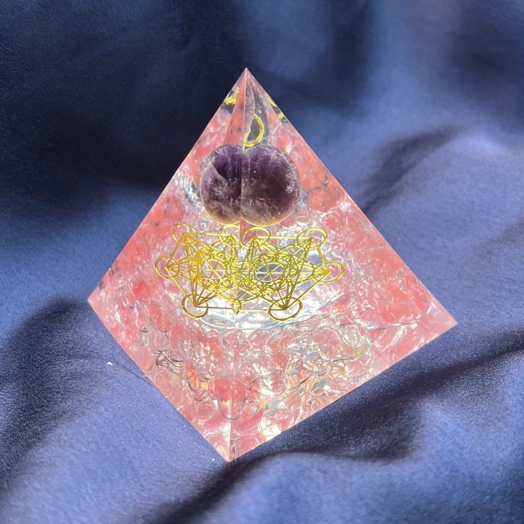 Piramide Orgonite Tormalina Anguria - Ametista - Metatron oro (led incluso) - Zen Home