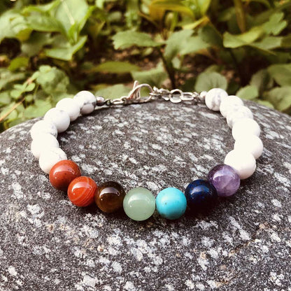 Il Bracciale 7 Chakra con pietre howlite