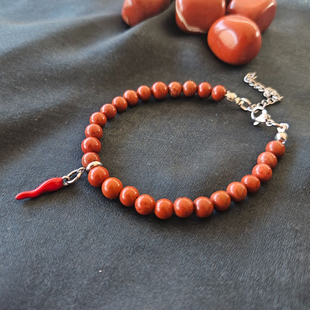 DIASPRO ROSSO - Bracciale con pietre naturali da 6 mm e cornetto portafortuna - Zen Home