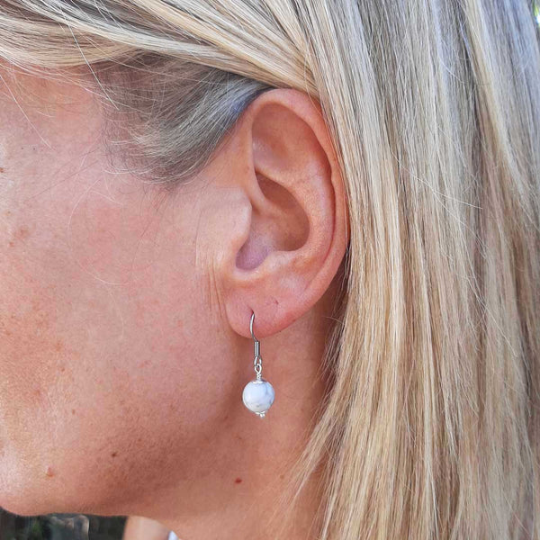 Orecchini Alitia Leonardo – Tondi In Acciaio Inox Con Madreperla Bianca (0,7 Cm)